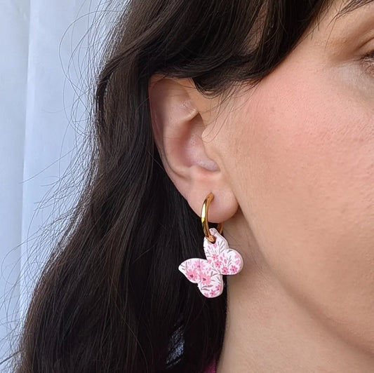 Charm mariposa flores rosas