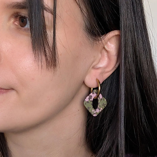 Charm rombo estampado verde, rosa y marrón