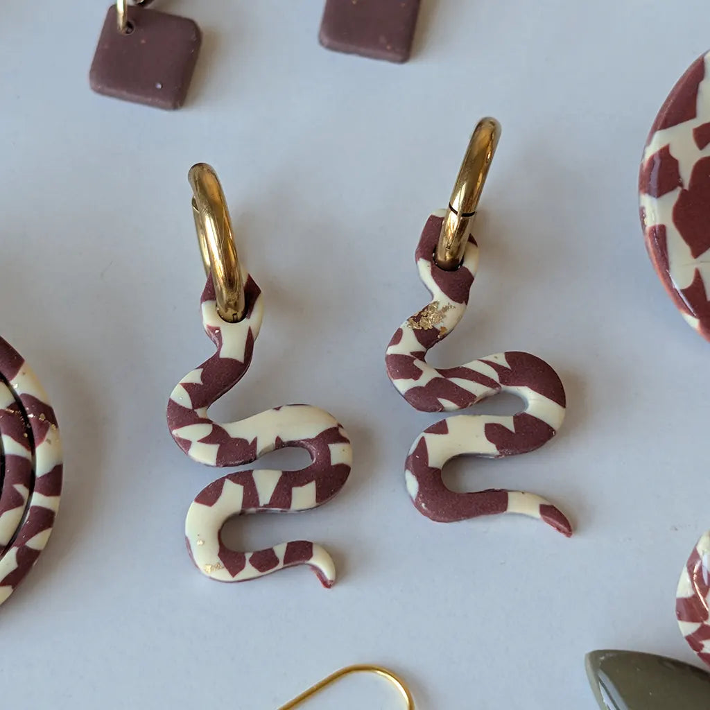 Charm serpiente estampado beige y marrón chocolate