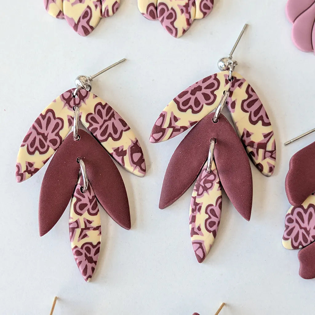 Lluvia estampado vainilla, burdeos y rosa con burdeos