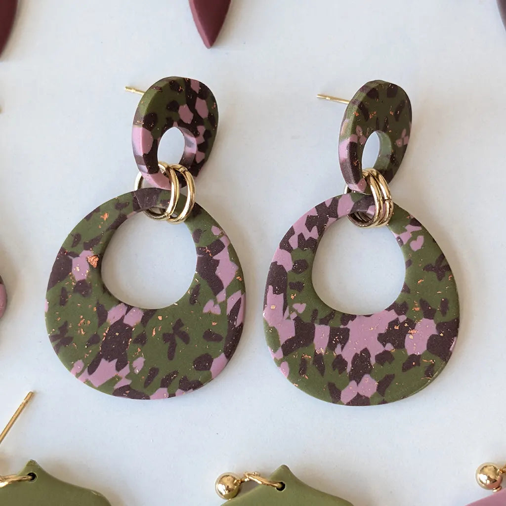Oliva estampado verde, rosa y marrón