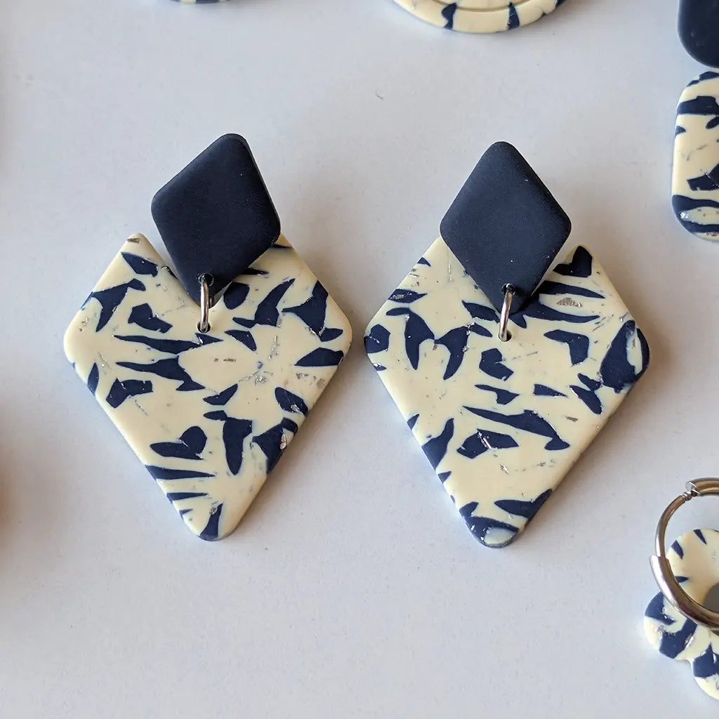 Vulcano estampado beige y azul marino