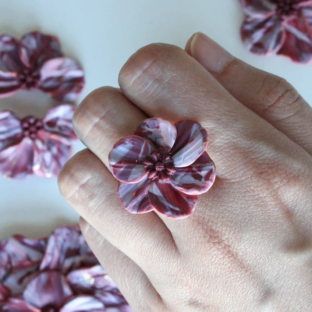 Anillo Camelia estampado morados