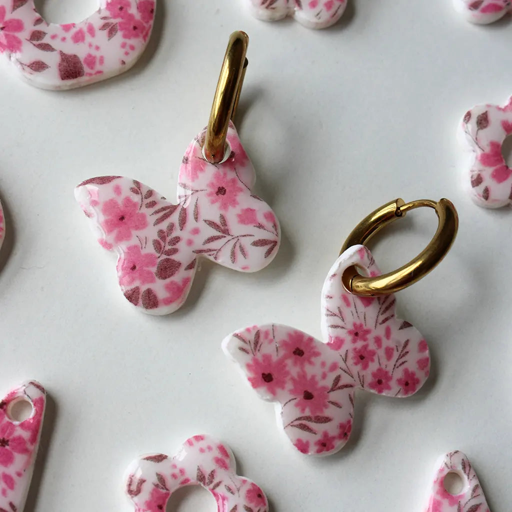 Charm mariposa flores rosas