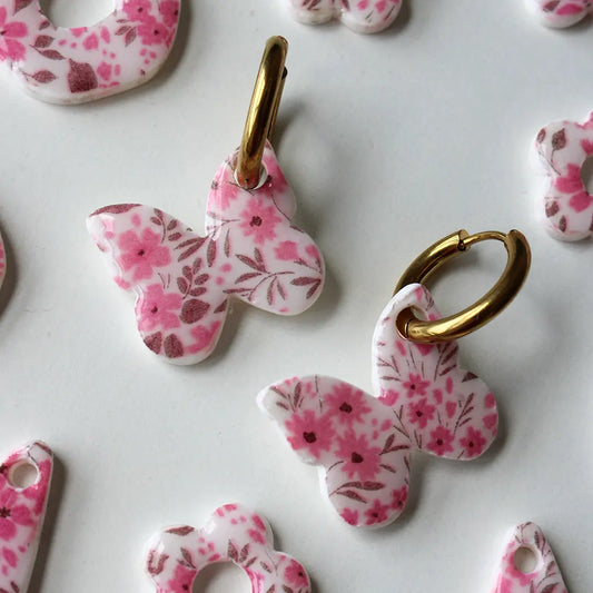 Charm mariposa flores rosas
