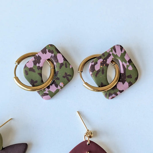 Charm rombo estampado verde, rosa y marrón