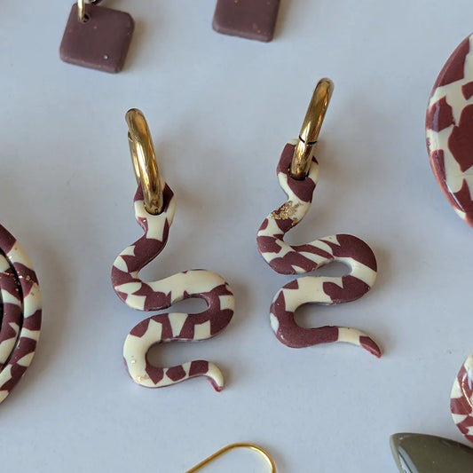 Charm serpiente estampado beige y marrón chocolate