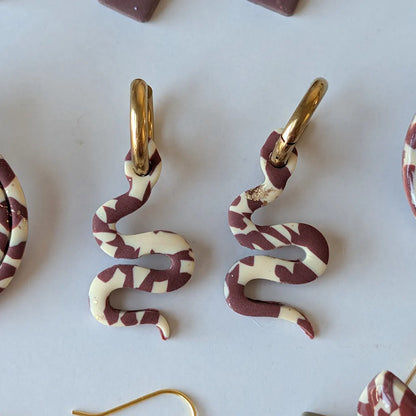 Charm serpiente estampado beige y marrón chocolate