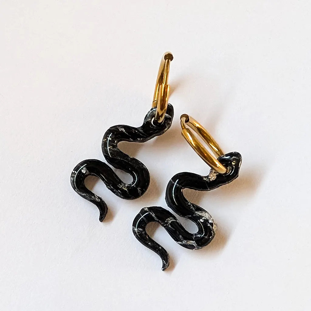 Charm serpiente negro, dorado y plateado