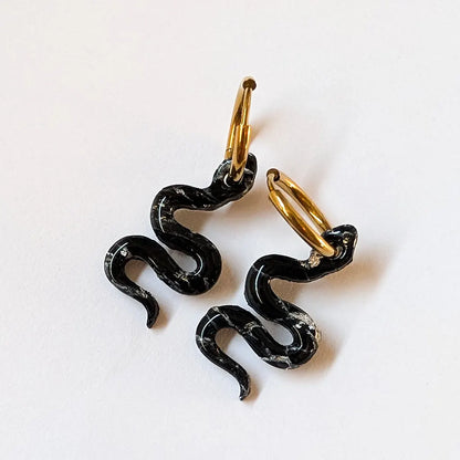 Charm serpiente negro, dorado y plateado