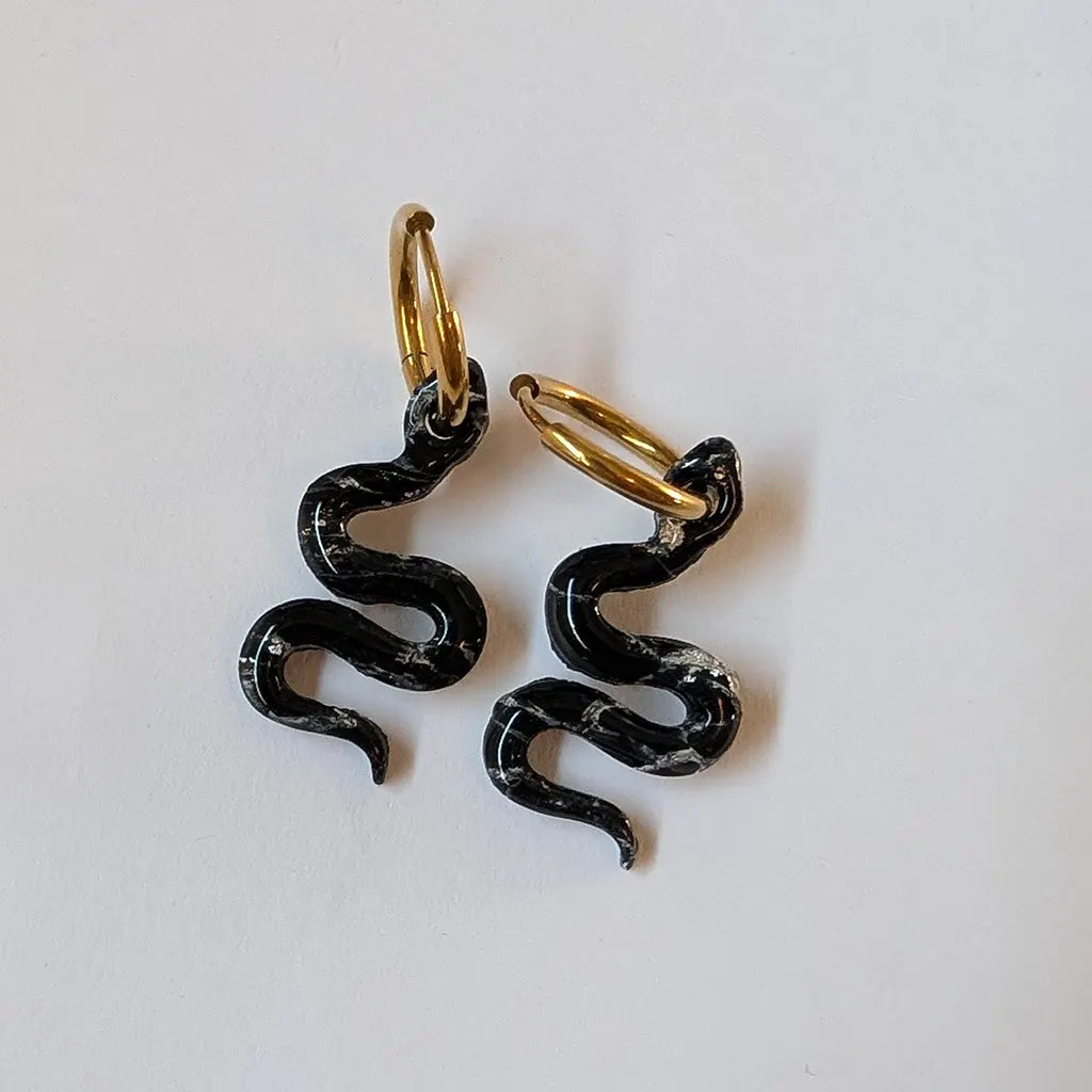 Charm serpiente negro, dorado y plateado
