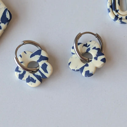 Flor charm estampado beige y azul marino