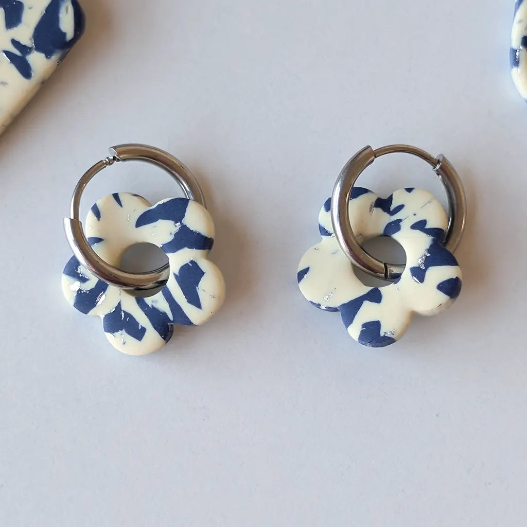 Flor charm estampado beige y azul marino