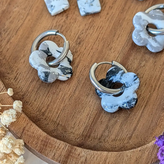 Flor charm estampado blanco, gris y negro