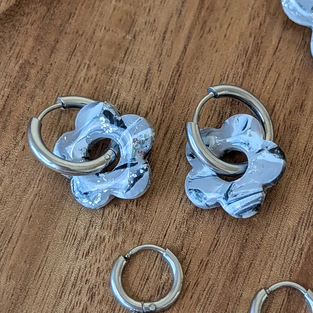 Flor charm estampado gris
