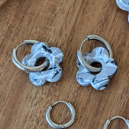Flor charm estampado gris