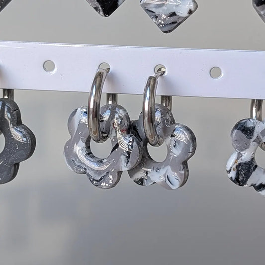 Flor charm estampado gris