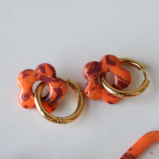 Flor charm estampado naranja y morado