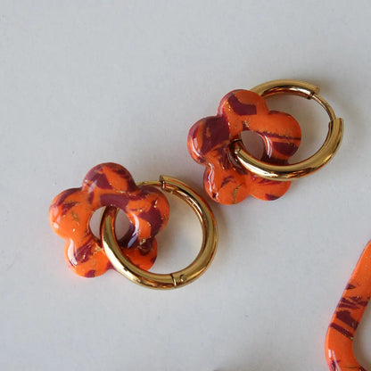Flor charm estampado naranja y morado