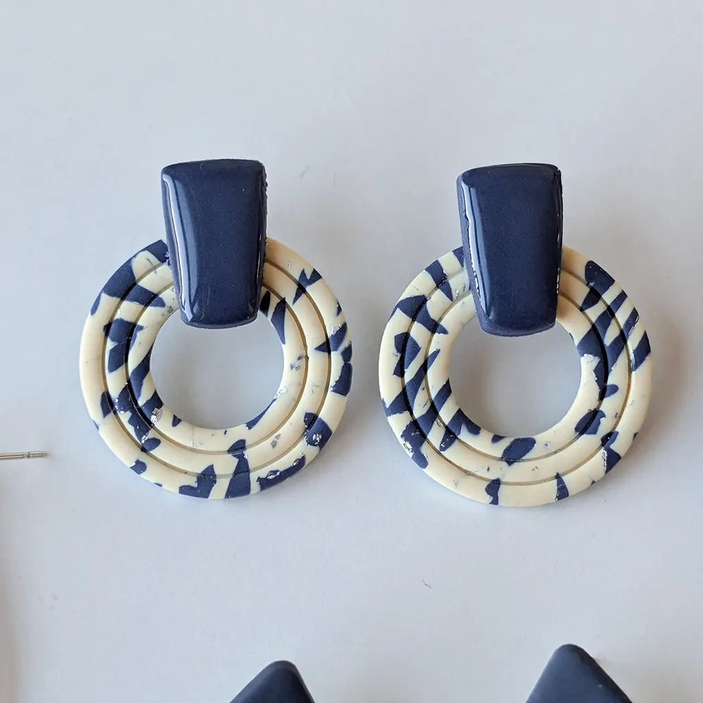Índigo estampado beige y azul marino