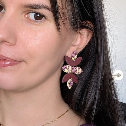 Laurel estampado vainilla, burdeos y rosa con burdeos