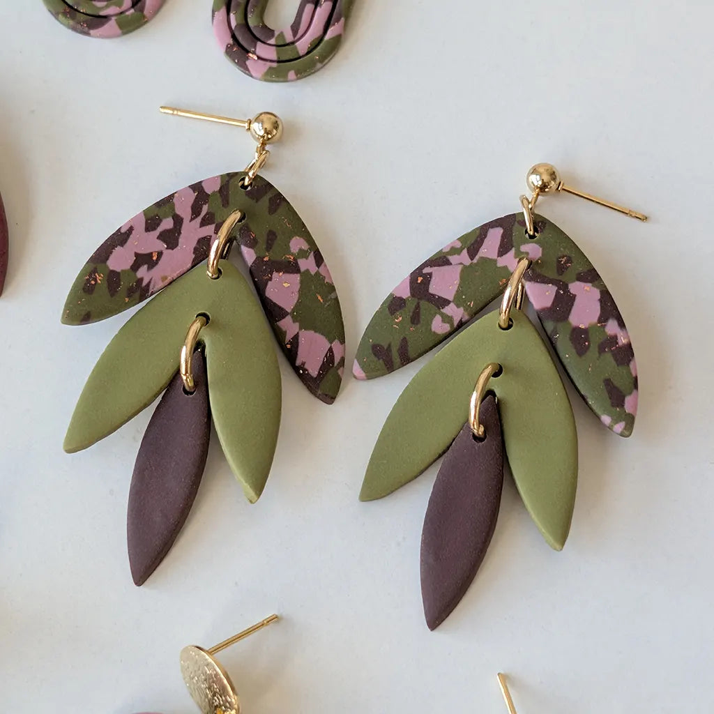 Lluvia verde, marrón y estampado verde, rosa y marrón
