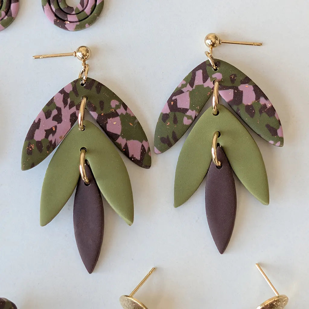 Lluvia verde, marrón y estampado verde, rosa y marrón