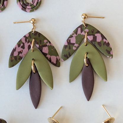 Lluvia verde, marrón y estampado verde, rosa y marrón