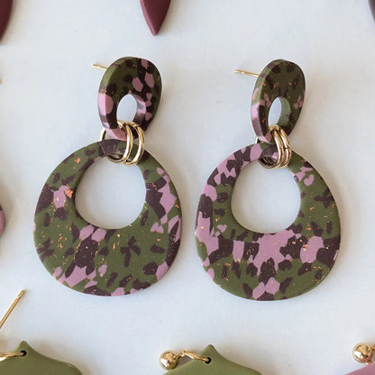 Oliva estampado verde, rosa y marrón