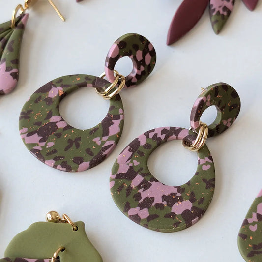 Oliva estampado verde, rosa y marrón