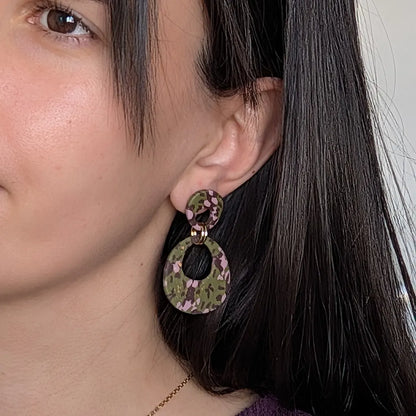 Oliva estampado verde, rosa y marrón
