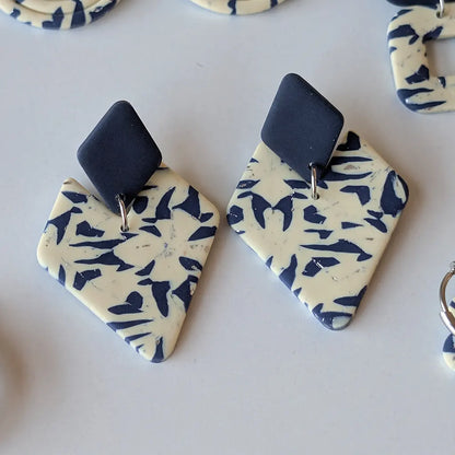 Vulcano estampado beige y azul marino