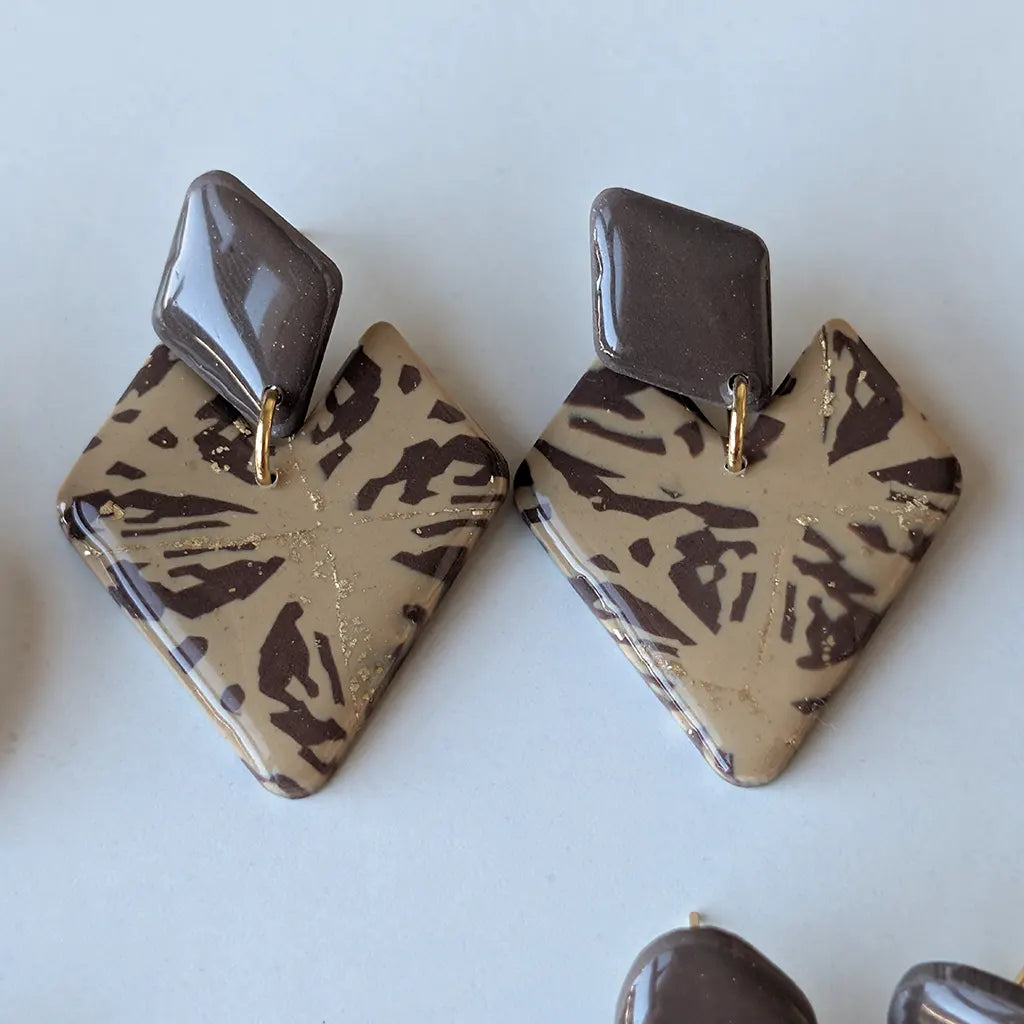 Vulcano estampado marrón oscuro y canela