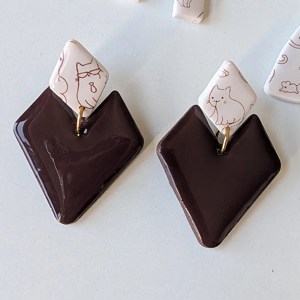 Vulcano gatitos marrón y blanco